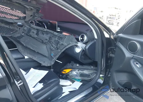 2017 Mercedes-Benz C 300 z USA, uszkodzony, nr VIN 55SWF4JB9HU188514